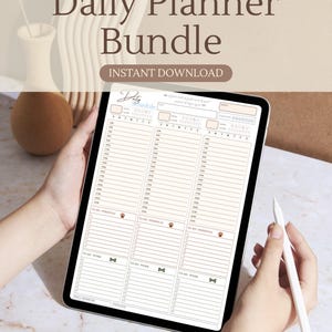 Puede incluir: Un paquete de planificador diario digital que se muestra en una tableta. La pantalla muestra un diseño de horario con secciones para tareas personales y laborales. El texto "Daily Planner Bundle" y "Instant Download" son visibles.