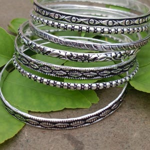 Set di 7 bracciali rigidi in argento sterling incisi, gioielli minimalisti impilabili.