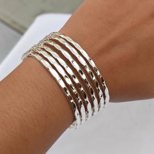 Set aus 7 gehämmerten Armreifen aus Sterlingsilber, minimalistische, stapelbare Armbänder, handgefertigter Schmuck