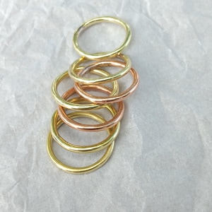 Anillos apilables de cobre y latón hechos a mano, juego de 7, joyería minimalista estilo boho, regalo para ella.