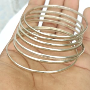 Conjunto de pulseiras finas em prata de lei, estilo boho minimalista.