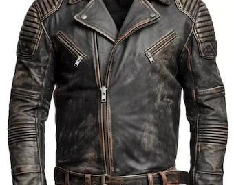 Può includere: Giacca in pelle nera invecchiata con cintura marrone e chiusura con cerniera. La giacca presenta dettagli trapuntati su spalle e braccia e un classico stile biker. La pelle ha un aspetto vintage usurato.