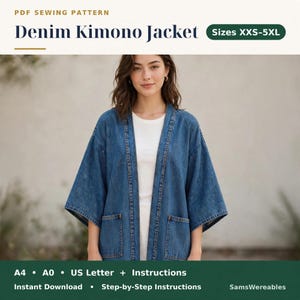 Może przedstawiać: Wzór krawiecki w formacie PDF na kurtkę kimono z dżinsu w rozmiarach XXS-5XL. Wzór zawiera formaty A4, A0 i US Letter wraz z instrukcjami krok po kroku. Kurtka wykonana jest z niebieskiego dżinsu, ma szerokie rękawy i dwie kieszenie.