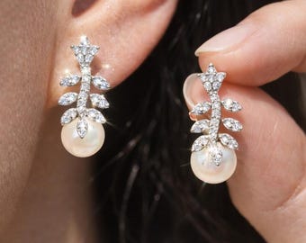 Boucles d'oreilles pendantes en perles, petites et minimalistes, ornées de moissanite et de zirconiums cubiques. Bijoux frais pour tous les jours, cadeau pour elle.