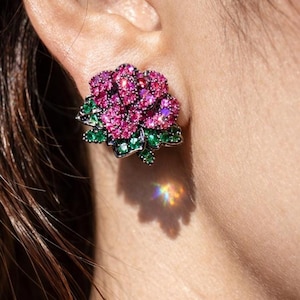 Orecchini a forma di fiore rosa con montatura a pavé, rubini e smeraldi, gioielli da ballo, sera e festa