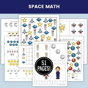 Op de afbeelding: Educatieve werkbladen met een ruimtethema. De pagina's bevatten illustraties van raketten, astronauten, planeten, sterren en manen. De tekst "SPACE MATH" staat bovenaan. Een cirkelvormige afbeelding zegt "51 PAGES!"
