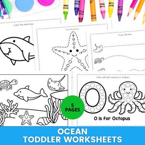 Op de afbeelding: Een verzameling van vijf werkbladen voor peuters met een oceaanthema. Elke pagina bevat zwart-wit illustraties van zeedieren zoals haaien en zeesterren, ontworpen om te kleuren, te traceren en stip-marker activiteiten. Kleurpotloden en waterverf zijn zichtbaar.