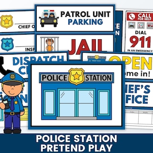 Può includere: Una collezione di colorati cartelli e oggetti di scena per giocare alla stazione di polizia. Include cartelli per il parcheggio delle pattuglie, la prigione, il dispaccio e la stazione di polizia. È presente anche un agente di polizia dei cartoni animati.