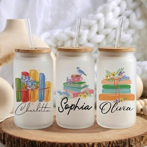 Boîte personnalisée pour amateur de livres en verre 16 oz, tasse à café glacée lecteur floral avec nom personnalisé, cadeau club de lecture esthétique pour elle