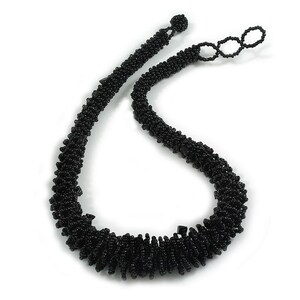 Collar grueso Midnight Cascade de cuentas de vidrio y piedra con cierre de botón y argolla (negro) - 52 cm de largo / 3 cm de extensor