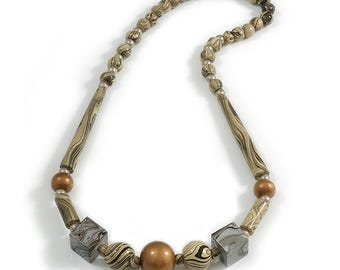 Collar de cuentas de madera geométricas en tonos beige, gris y negro - 70 cm de largo