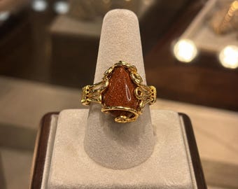 Anello con filo avvolto in pietra dorata / Gioiello di tendenza con gemma d'ambra
