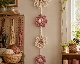 Decorazione da parete in macramè floreale in stile boho / Ghirlanda di fiori in fibra rosa e crema, arredamento cottagecore