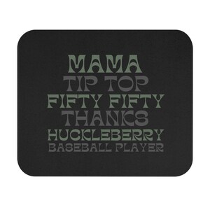 Może przedstawiać: Czarna podkładka pod mysz z zaokrąglonymi rogami. Tekst pośrodku brzmi "MAMA TIP TOP FIFTY FIFTY THANKS HUCKLEBERRY BASEBALL PLAYER" w odcieniach zieleni i szarości.
