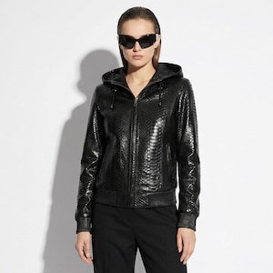 Giubbotto bomber con cappuccio in vera pelle di pitone nero - lussuoso cappotto in pelle di serpente urbano
