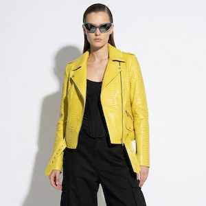 Giacca da motociclista di lusso alla moda in vera pelle di pitone esotica da donna, colore giallo