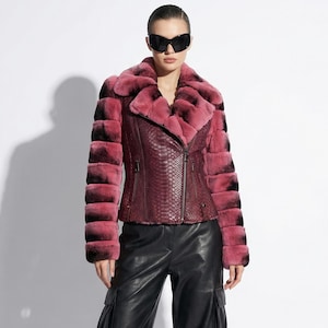 Giacca da motociclista da donna in vera pelle di pitone con finiture in pelliccia di coniglio rex e serpente