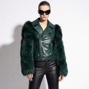 Blouson motard vert pour femmes en cuir de python véritable bordé de fourrure de renard