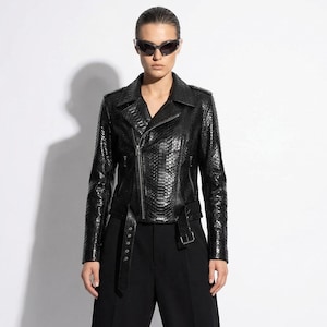 Giacca da motociclista in vera pelle di pitone nera - cappotto da motociclista esotico di lusso con cintura