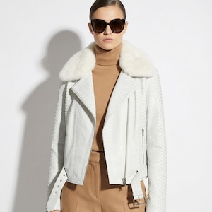 Giacca da motociclista esotica bianca in vera pelle di pitone con collo in vera pelliccia di visone da donna