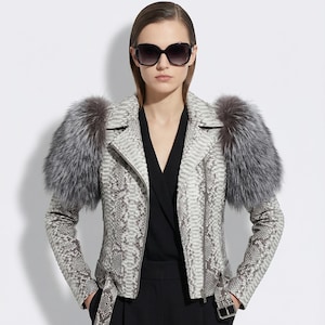 Giacca da motociclista esotica bianca in vera pelle di pitone con finiture in vera pelliccia di volpe da donna