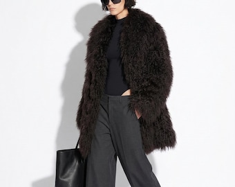 Manteau en fourrure d'agneau de Mongolie de luxe marron | Pardessus d'hiver tibétain naturel à poils longs en peau de mouton bouclée chocolat