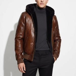 Giacca con cappuccio marrone di lusso da uomo in vera pelle di pitone con fodera in vera pelliccia di pecora