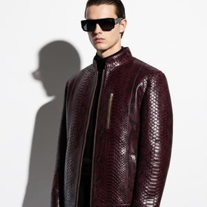 ボルドーのパイソンレザー、バーガンディのエキゾチックなスネークスキンを使用したメンズの高級オーダーメイドジャケット