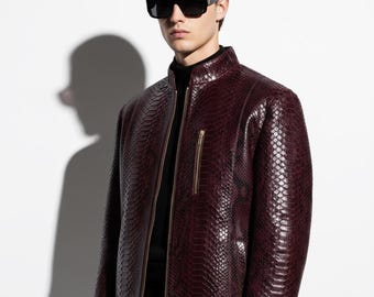 Veste sur mesure de luxe en cuir de python bordeaux en peau de serpent exotique bordeaux