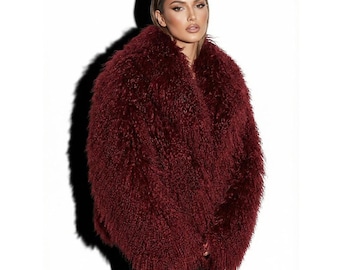 Veste de luxe en fourrure d'agneau de Mongolie bordeaux | Manteau d'hiver tibétain naturel à poils longs en peau de mouton bouclée bordeaux