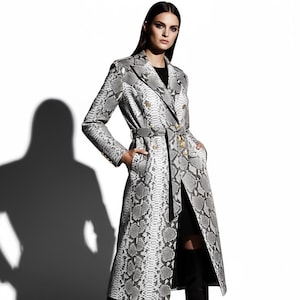 Echtes Pythonleder mit Gürtel aus natürlicher weißer Schlangenhaut exotischer handgefertigter langer Mantel