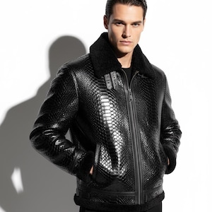 Giacca da aviatore da uomo in vera pelle di pitone: fodera in pelliccia di montone