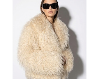 Veste de luxe en fourrure d'agneau de Mongolie beige sable | Manteau d'hiver tibétain naturel à poils longs en peau de mouton bouclée