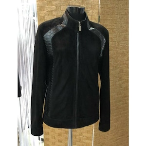 Op de afbeelding: Zwarte jas met ritssluiting, hoge kraag en getextureerde accenten op de schouders en bovenarmen. De jas wordt op een mannequin gepresenteerd. Met ritssluiting en lange mouwen.