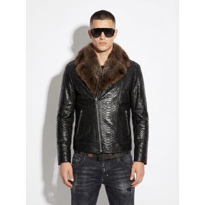 Può includere: Giacca in pelle nera con texture a pelle di serpente, colletto in pelliccia marrone e chiusura con zip. La giacca è abbinata a jeans scuri e una cintura. La persona nell'immagine indossa occhiali da sole.