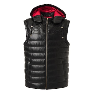 Peut inclure: Gilet en cuir noir avec capuche et doublure en satin rouge. Le gilet présente un design matelassé, des détails texturés en peau de serpent sur les épaules et la capuche, et une fermeture éclair dorée. Un vêtement d'extérieur élégant.