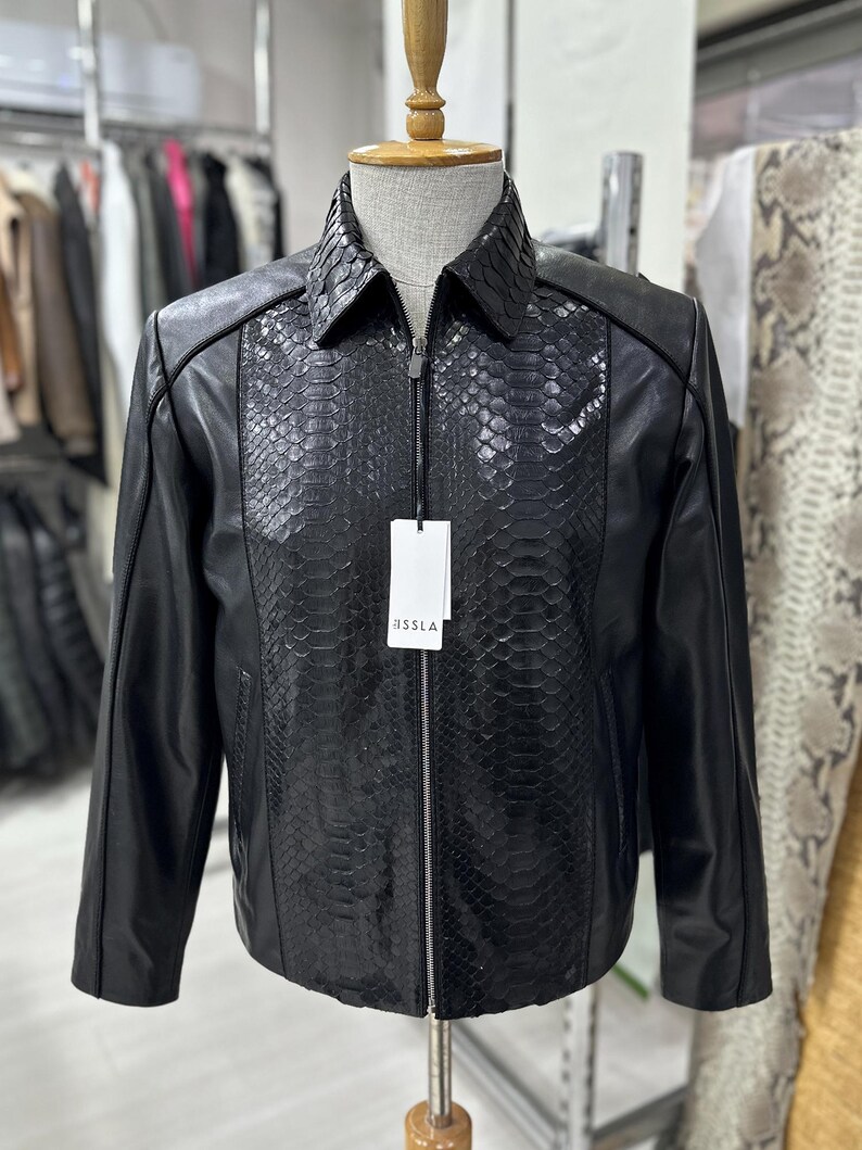 Peut inclure: Panneau en bois rustique avec l'inscription "Welcome to our home" en lettres blanches. Le panneau pr&eacute;sente une finition vieillie, parfait pour une d&eacute;coration d'entr&eacute;e chaleureuse.