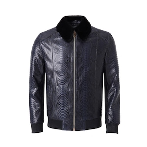 Op de afbeelding: Een marineblauwe leren jas met een slangenpatroon. De jas heeft een zwarte bontkraag, een ritssluiting aan de voorkant en zwarte geribde manchetten en zoom. Een stijlvol kledingstuk.