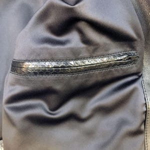 Blouson en python véritable et cuir d'agneau : design exotique fabriqué à la main avec fermeture éclair sur le devant image 8