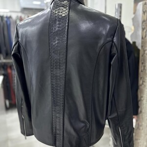Blouson en python véritable et cuir d'agneau : design exotique fabriqué à la main avec fermeture éclair sur le devant image 6