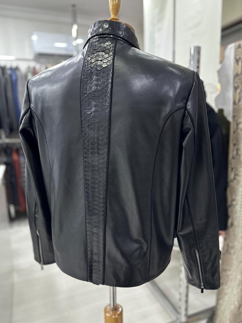 Blouson en python véritable et cuir d'agneau : design exotique fabriqué à la main avec fermeture éclair sur le devant image 6
