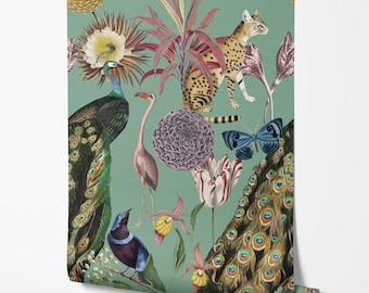 Könnte beinhalten: Ein blaugrüner Hintergrund mit einem sich wiederholenden Muster aus Pfauen, Schmetterlingen, einem Geparden und tropischen Pflanzen. Die Pfauen haben grüne, blaue und goldene Federn. Die Schmetterlinge sind blau und schwarz. Der Gepard ist braun und schwarz. Die Pflanzen sind grün, rosa und lila.