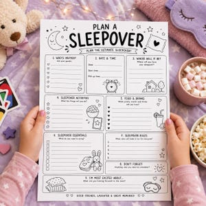 Puede incluir: Una hoja de papel para planificar fiestas de pijamas con texto negro e ilustraciones de líneas. El documento incluye secciones para listas de invitados, fecha, actividades, comida, reglas y elementos esenciales, con iconos de luna y almohada.