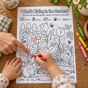 Peut inclure: Une page de coloriage blanche intitulée What's Hiding in the Garden? avec des dessins au trait noir de fleurs, une clôture, un arrosoir et des insectes de jardin comme des papillons, coccinelles, escargots, abeilles et vers.