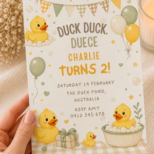Peut inclure: Une carte d'invitation d'anniversaire rectangulaire avec des canards en plastique jaunes, des ballons verts et jaunes, et des guirlandes. Le texte indique : DUCK DUCK DUECE CHARLIE TURNS 2! SATURDAY 14 FEBRUARY THE DUCK POND, AUSTRALIA RSVP AMY 0412 345 678.