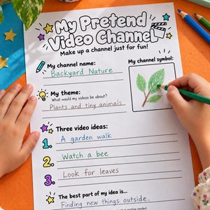 Może przedstawiać: Biały arkusz aktywności zatytułowany My Pretend Video Channel z polami na nazwę kanału, temat i trzy pomysły na filmy. Arkusz jest wypełniony odręcznym tekstem, w tym Backyard Nature oraz rysunkiem zielonego liścia.