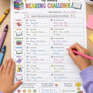 Può includere: Un foglio di lavoro stampato My Weekly Reading Challenge con illustrazioni colorate di libri e stelle. Il modulo include sezioni per ogni giorno della settimana per registrare i titoli dei libri, i minuti di lettura e le parti preferite.