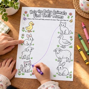 Może przedstawiać: Biała karta pracy zatytułowana Help the Baby Animals Find Their Moms z czarno-białymi rysunkami liniowymi przedstawiającymi kotka, kaczkę, owcę i królika. Strona zawiera kolorowe akcenty kwiatowe oraz fioletową kredkę rysującą linię.