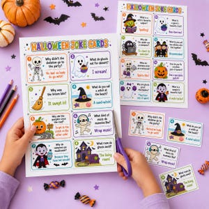 Peut inclure: Une feuille imprimable de cartes de blagues d'Halloween avec des illustrations colorées de fantômes, squelettes, vampires et sorcières. Les cartes incluent du texte humoristique et sont découpées avec des ciseaux violets. Des cartes individuelles sont visibles.
