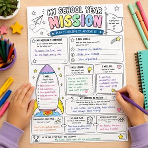 Può includere: Un foglio di lavoro bianco intitolato My School Year Mission con intestazioni colorate e illustrazioni di un razzo, stelle e una bandiera. Contiene sezioni per obiettivi e piani d'azione, con testo scritto a mano in inchiostro blu e rosa.